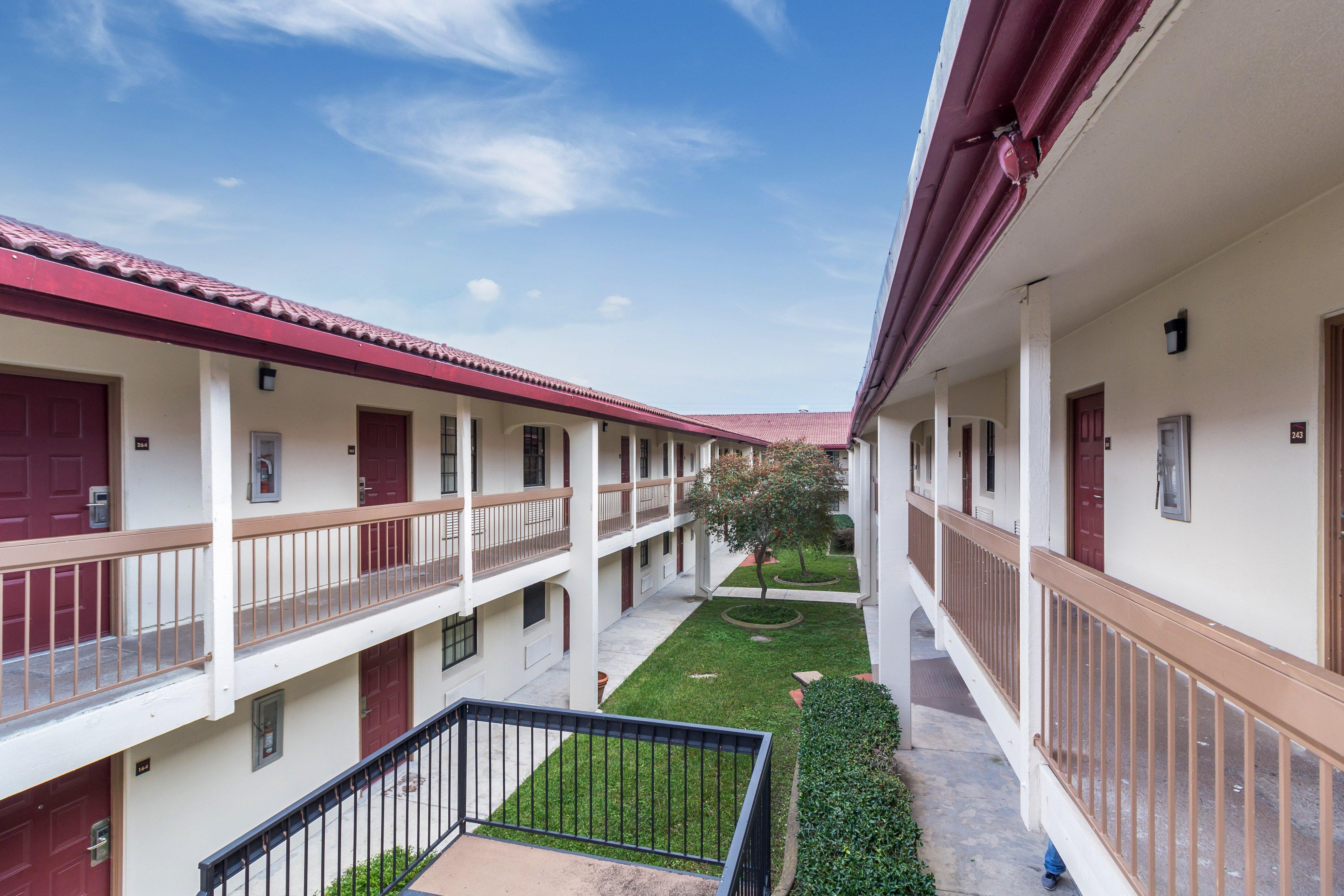 Red Roof Inn Houston East I-10 מראה חיצוני תמונה