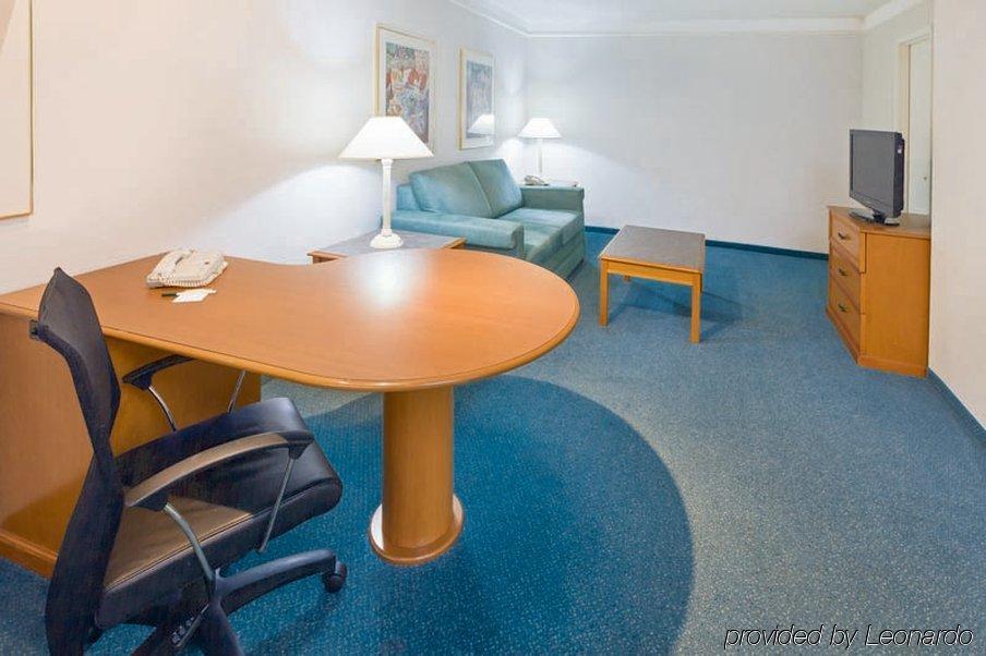 Red Roof Inn Houston East I-10 מראה חיצוני תמונה