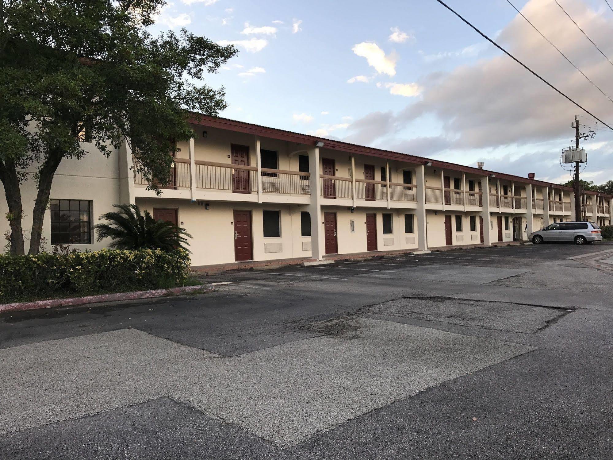 Red Roof Inn Houston East I-10 מראה חיצוני תמונה