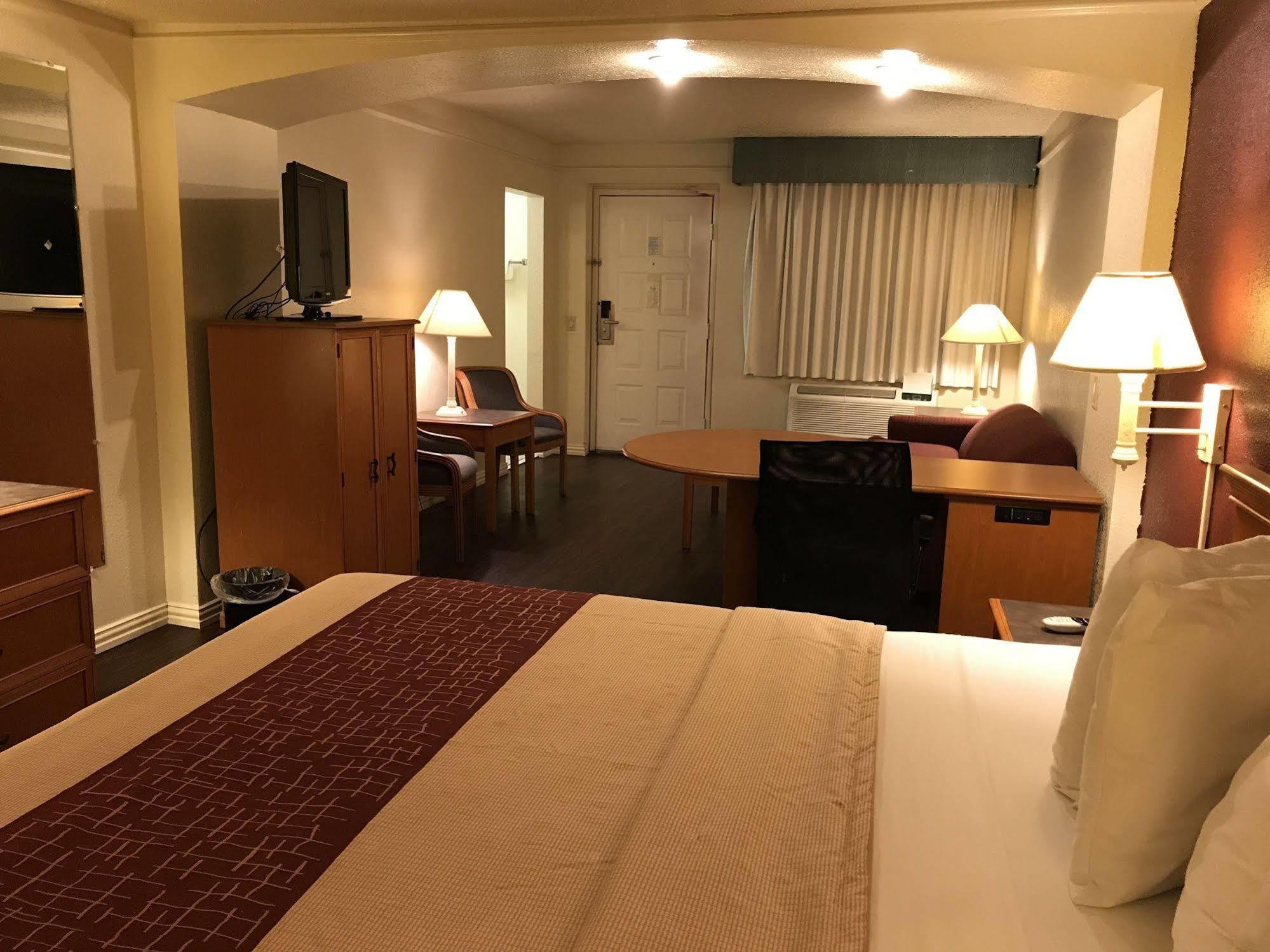 Red Roof Inn Houston East I-10 מראה חיצוני תמונה