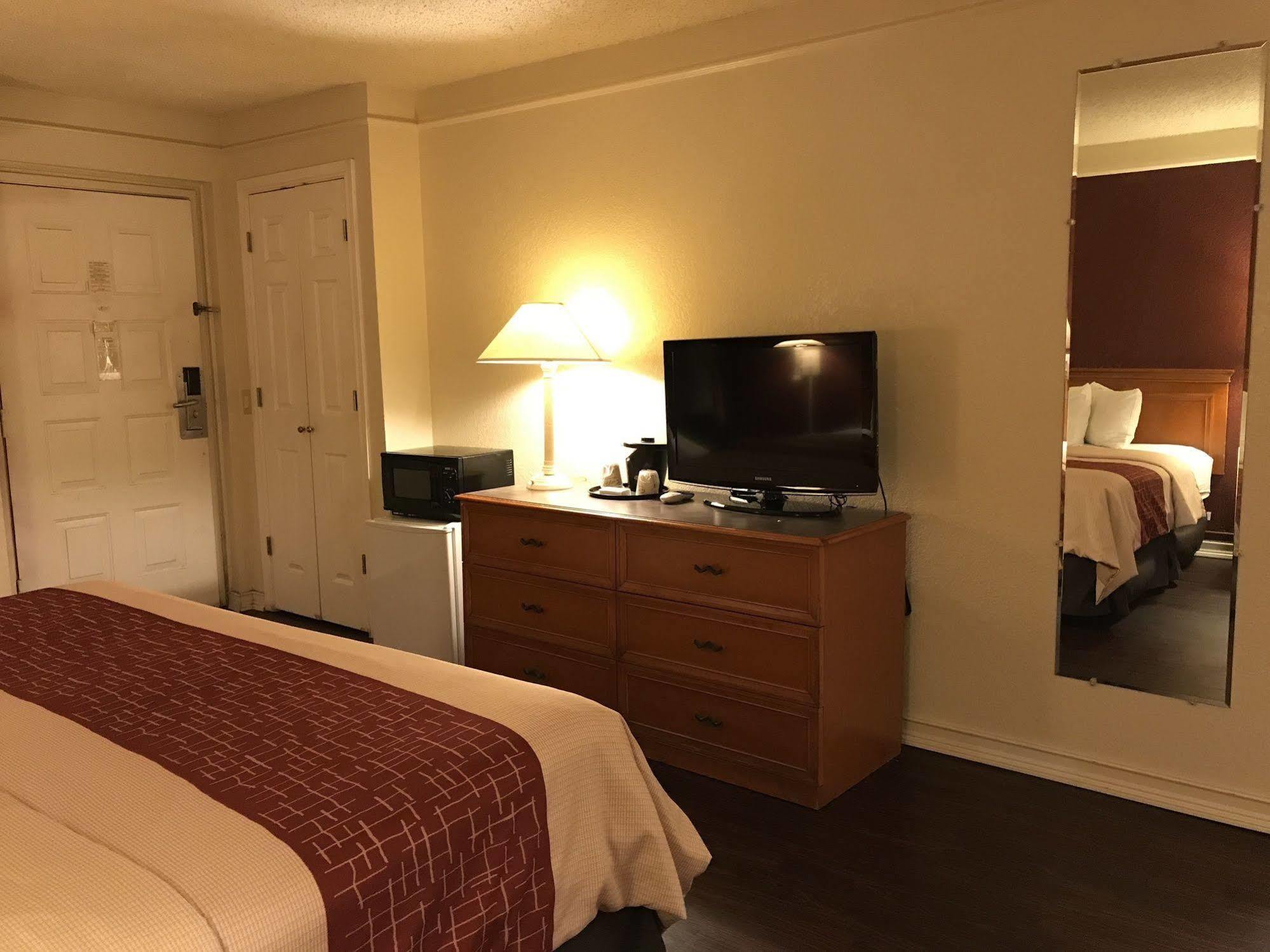 Red Roof Inn Houston East I-10 מראה חיצוני תמונה